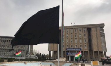 Kürdistan Parlamentosu'nda siyah bayrak çekildi