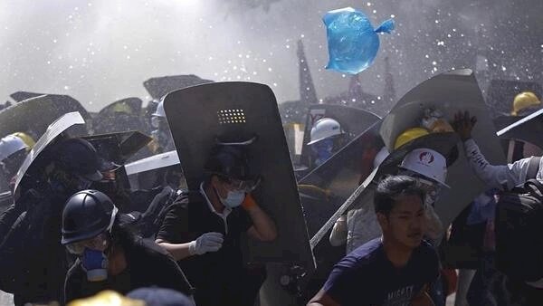 Myanmar'da güvenlik güçleri cenaze töreninde kalabalığa ateş açtı!