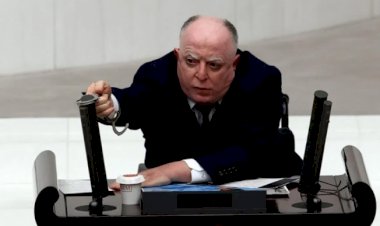 HDP'li Piroğlu, Meclis mikrofonuna kelepçe taktı