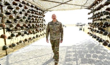 Bakü’de Savaş Ganimetleri Parkı açıldı: Aliyev öldürülen Ermeni askerlerin miğferleri ile poz verdi