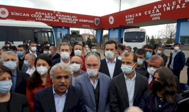 Kobane davası: Basın açıklamasına polis engeli!