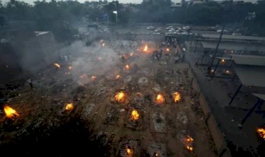 Hindistan'da salgın kontrol altına alınamıyor; cenazeler sokakta yakılıyor