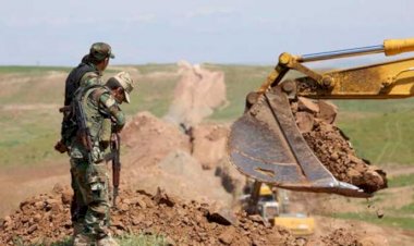 Irak ordusu Suriye sınırı boyunca hendek kazmaya başladı
