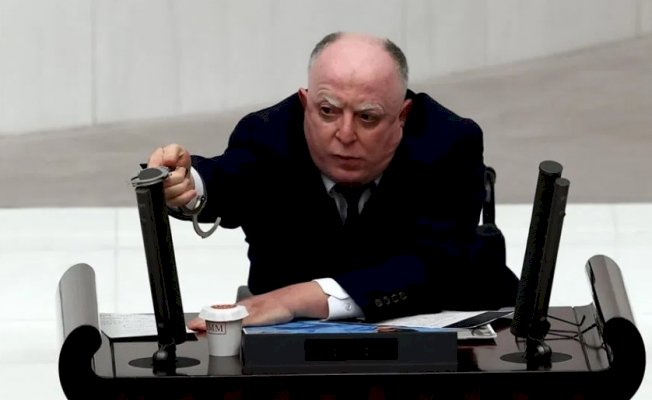 HDP'li Piroğlu, Meclis mikrofonuna kelepçe taktı