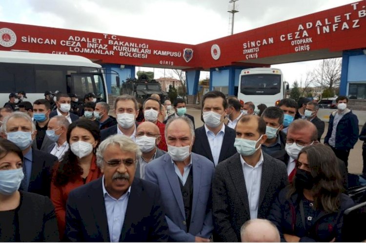 Kobane davası: Basın açıklamasına polis engeli!