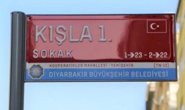 Diyarbakır'ın sokak tabelalarına Türk bayrağı yerleştirildi