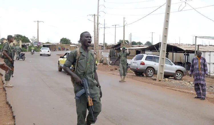 Mali’de darbe girişimi: Cumhurbaşkanı ve Başbakan gözaltına alındı