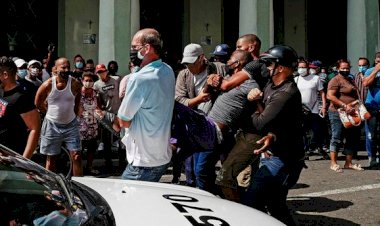 Küba'da halk 'özgürlük istiyoru' sloganıyla sokağa döküldü