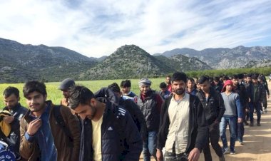 'Tepkileri mültecilere yönlendirerek oy hesabı yapıyor olabilirler'