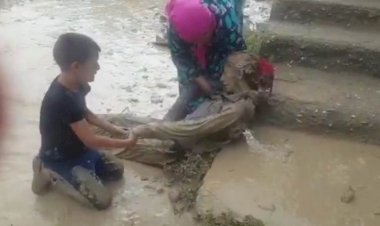 Van'ın Başkale ilçesinde sel felaketi görüntüleri! Bir kadın son anda kurtarıldı