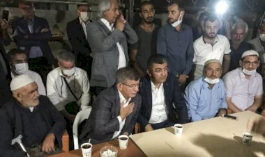 Davutoğlu katledilen ailenin yakınlarını ziyaret etti