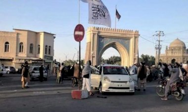 Taliban, Afganistan'ın en büyük ikinci şehri Kandahar'ı ele geçirdiğini duyurdu