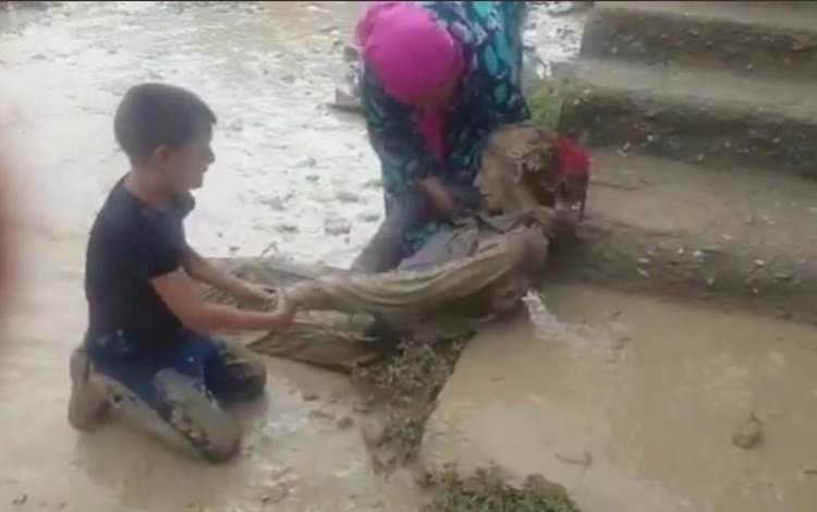 Van'ın Başkale ilçesinde sel felaketi görüntüleri! Bir kadın son anda kurtarıldı