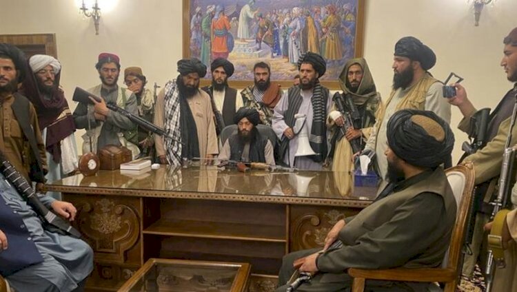 Taliban Kabil'de Cumhurbaşkanlığı Sarayı'na girdi