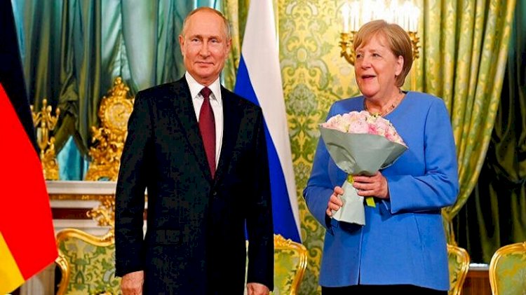 Merkel ve Putin Moskova'da bir araya geldi