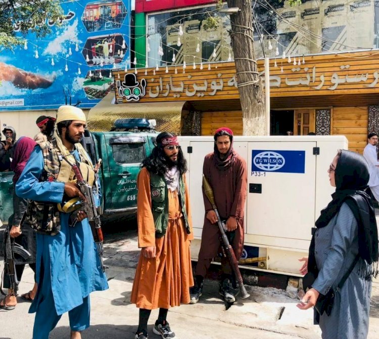 Taliban: Güçlerimiz kadınlarla nasıl konuşulacağını bilmiyor, sokağa çıkmayın