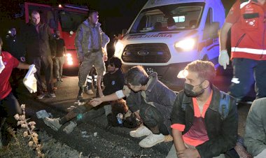 Van’da mültecileri taşıyan minibüs şarampole devrildi: 1 ölü, 16 yaralı