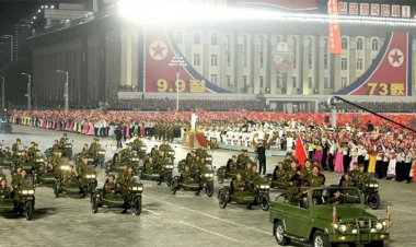 Kuzey Kore'de 'olağan dışı' tören: Balistik füze yerine topçu araçlar sergilendi