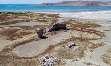 Van Gölü'ndeki çekilme ciddi boyutlara ulaştı: Birçok kalıntı gün yüzüne çıktı