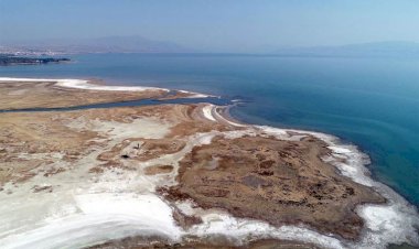 Uydudan görüntülendi: Van Gölü kuraklık nedeniyle şekil değiştiriyor