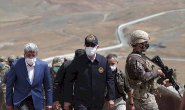 Hulusi Akar ve TSK komuta kademesi İran sınırına gitti