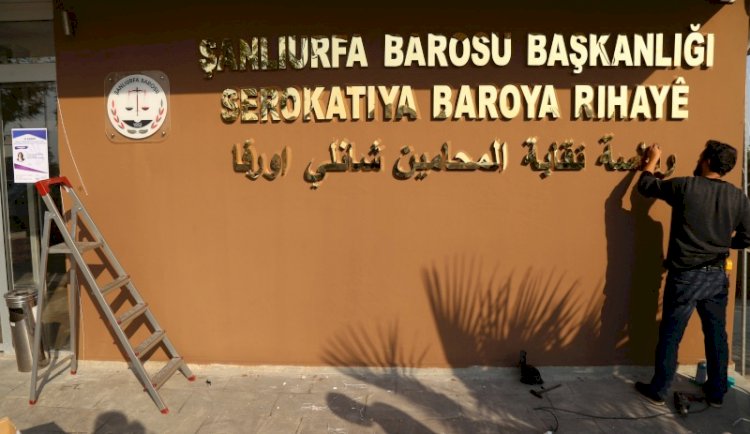 Urfa Barosu’na 3 dilli tabela asıldı