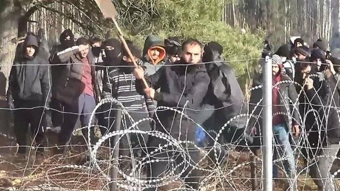 Polonya Başbakanı: Göçmenlerin silah olduğu yeni bir tür savaşla karşı karşıyayız