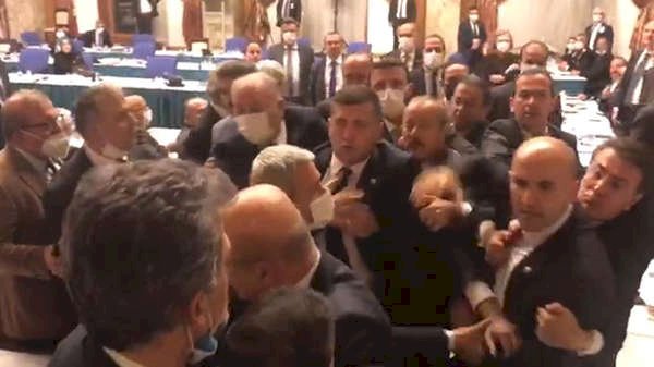 Meclis'te MHP ve HDP'li vekiller arasında arbade çıktı