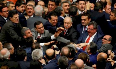 Meclis'te yumruklu kavga; Oturuma ara verildi
