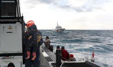 İzmir açıklarında göçmenleri taşıyan tekne battı