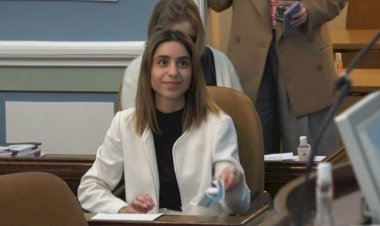 Kürt siyasetçi İzlanda Parlamentosu'nun en genç üyesi olarak yemin etti