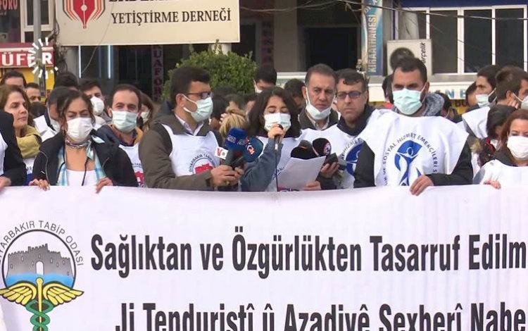 Hekimler ve sağlık emekçileri iş bırakma eylemi düzenledi