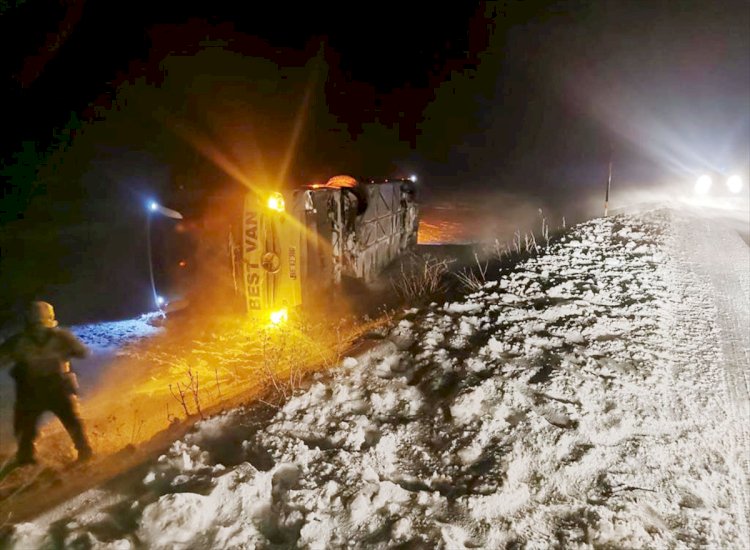 Bitlis'te iki yolcu otobüsü devrildi: 24 kişi yaralandı