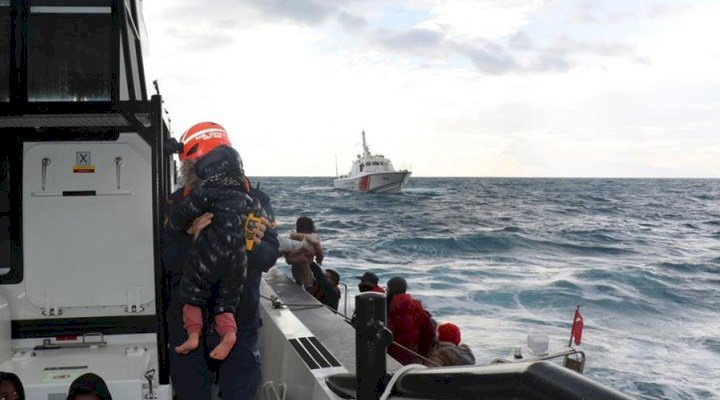 İzmir açıklarında göçmenleri taşıyan tekne battı