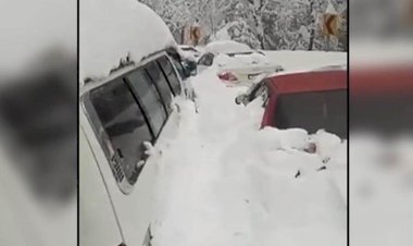 Pakistan'da yoğun kar yağışında araçlarında mahsur kalan 16 kişi donarak öldü