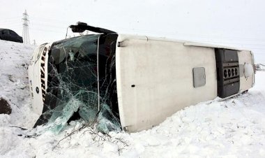 Bitlis’te yolcu otobüsü şarampole devrildi: 15 yaralı
