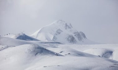 İki sığınmacı İran sınırında donarak can verdi