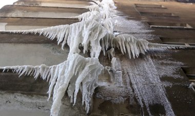 Burası Sibirya değil Yüksekova! Buz sarkıtlarının boyu 5 metreyi buldu