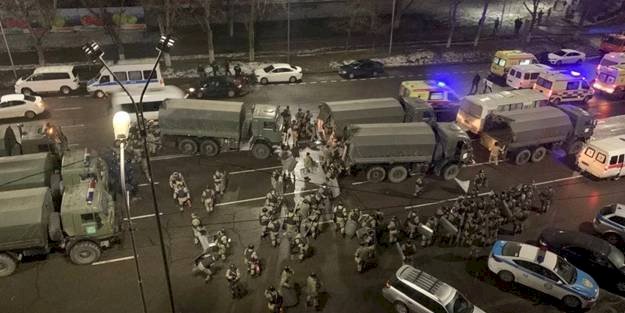 Kazakistan'da onlarca kişi öldürüldü; Askerler rehin alınıyor, polisler taraf değiştiriyor!