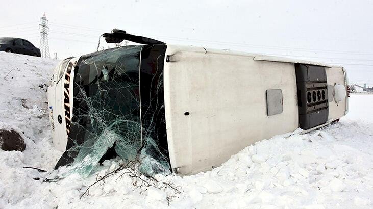 Bitlis’te yolcu otobüsü şarampole devrildi: 15 yaralı