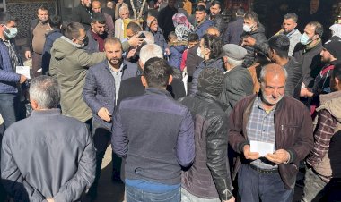 Mardin'de Polisler PAK’ın Kürtçe Seçmeli Ders Broşür Dağıtımını engelledi!