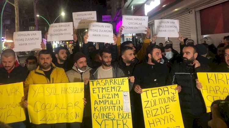 Diyarbakır’da İş yerini kapatarak mumla elektrik zammını protesto eden esnaf, faturaları yaktı