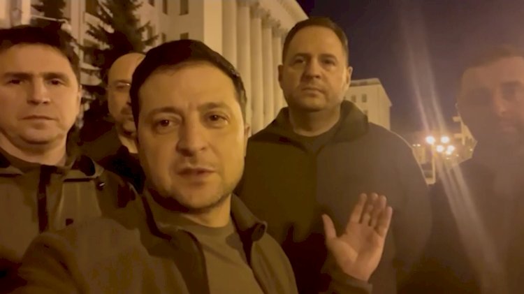 Zelenskiy Kiev sokaklarından seslendi: Silahlarımızı bırakmayacağız