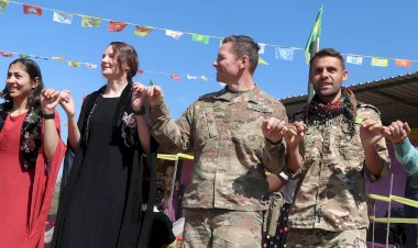 Rojava'da ABD’li askerler geleneksel Kürt kıyafetleriyle halay çekti!