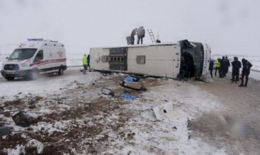 Ağrı'da yolcu otobüsü devrildi: 12 yaralı