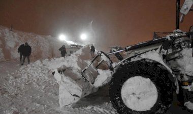 Bitlis'te öğretmenevine çığ düştü