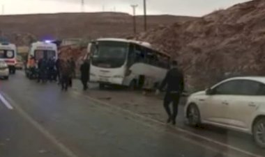 Urfa'da işçileri taşıyan midibüs devrildi: 15 yaralı