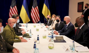 Biden Varşova'da: Ukraynalı bakanlarla ilk kez bir araya geldi