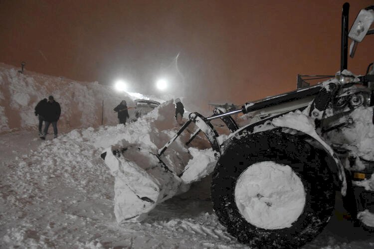 Bitlis'te öğretmenevine çığ düştü