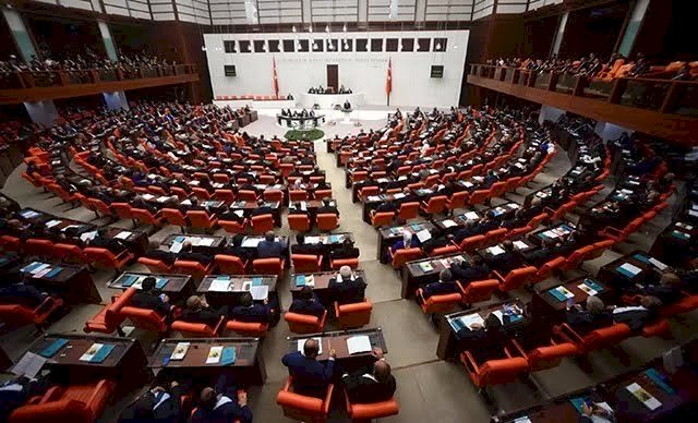 Seçim barajı resmen yüzde 7'ye indi